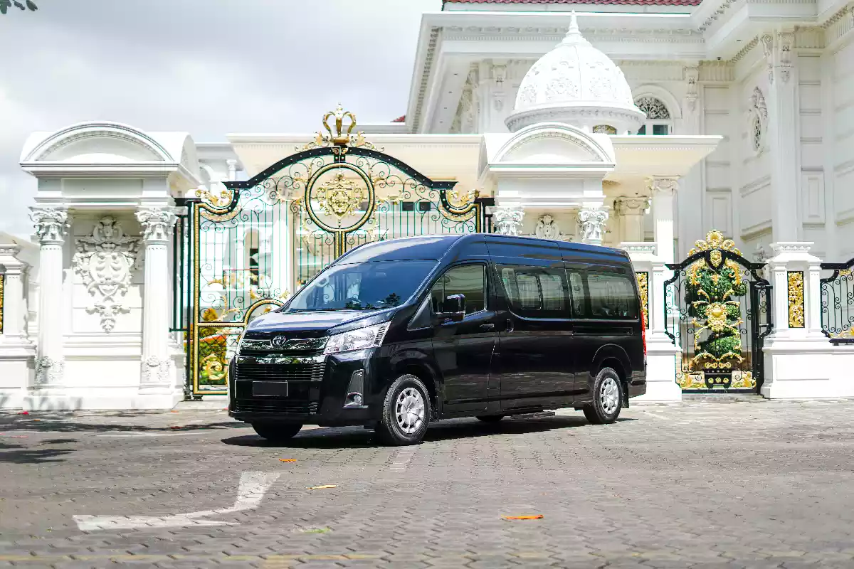 Toyota Hiace Premio 峇里島團體豪華包車