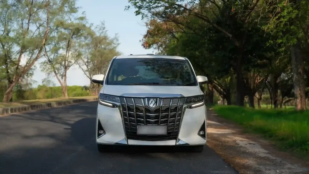 Toyota Alphard 七人車峇里島專車正面