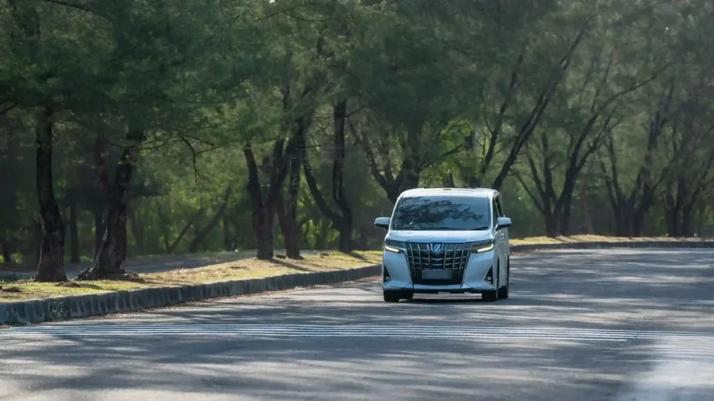 Toyota Alphard 峇里島包車連司機行駛中